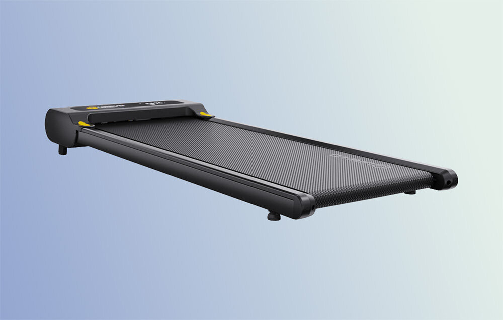 Bieżnia elektryczna UREVO E3S 1654.87W 6.4 km-h Pełny widok na czarną, minimalistyczną bieżnię UREVO pod kątem, na czystym, gradalnym tle zmiana nachylenia w zakresie 0-3% szybko dopasować intensywność ćwiczeń spalić więcej kalorii pas bieżny o wymiarach 40 x 100 cm