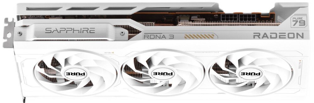 Karta graficzna SAPPHIRE Radeon RX 7900 XT Pure 20GB Widok z góry na białą kartę graficzną z trzema wentylatorami i logo producenta oraz napisem 'Radeon' z boku, obudowa, wielkość, kompatybilność