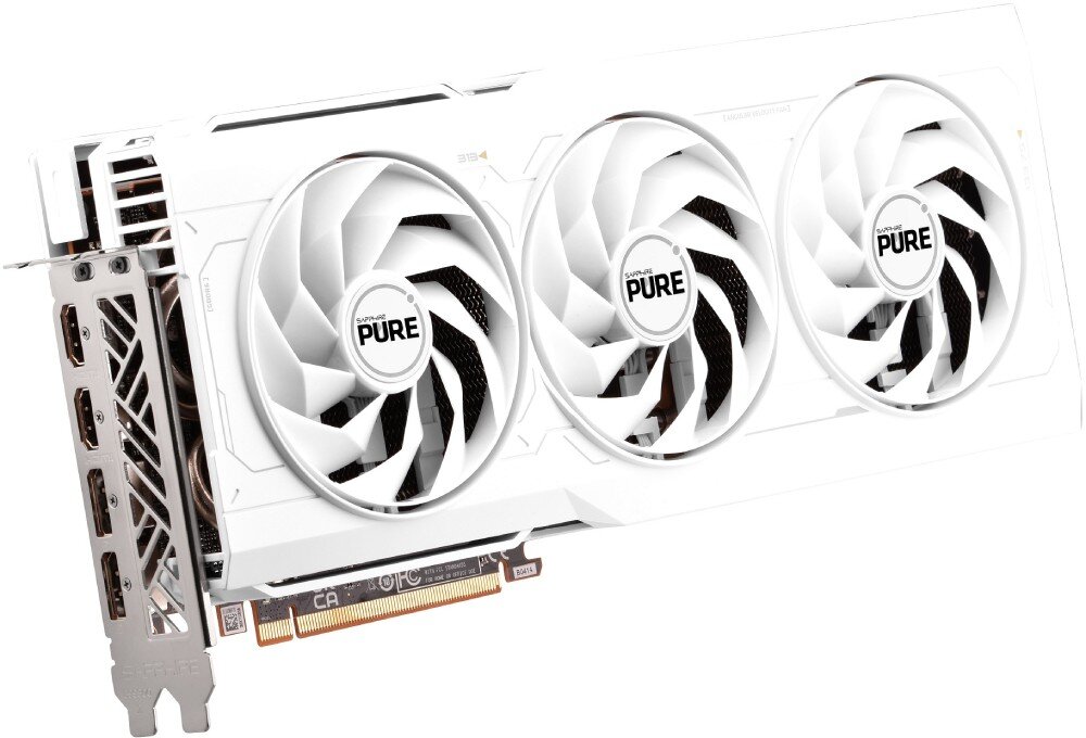 Karta graficzna SAPPHIRE Radeon RX 7900 XT Pure 20GB Perspektywiczny widok na białą kartę graficzną z trzema wentylatorami i czterema wyjściami wideo na śledziu montażowym, wyjścia, gniazda