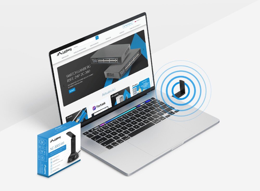 Karta sieciowa LANBERG NC-3000-WI Otwarty laptop z widoczną stroną internetową, obok stojące pudełko oraz karta sieciowa z podniesioną anteną emitująca fale sygnału Wi-Fi