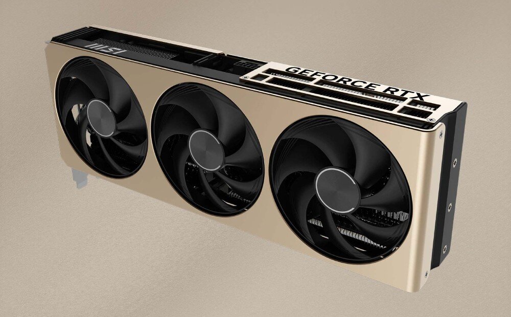 Karta graficzna MSI GeForce RTX 5070 Ti Inspire 3X OC Plus 16GB Zbliżenie na kartę graficzną z trzema wentylatorami i oznaczeniem 'GEFORCE RTX' na górnej krawędzi, umieszczoną na jednolitym beżowym tle, układ graficzny, architektura, pamięć, rozdzielczość