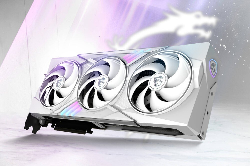 Karta graficzna MSI GeForce RTX 5070 Gaming Trio OC White 12GB DLSS 4 Karta graficzna z trzema dużymi wentylatorami w białej obudowie, podświetlana pastelowymi światłami RGB, ustawiona na białym tle z rozmytym motywem smoka w tle, opis