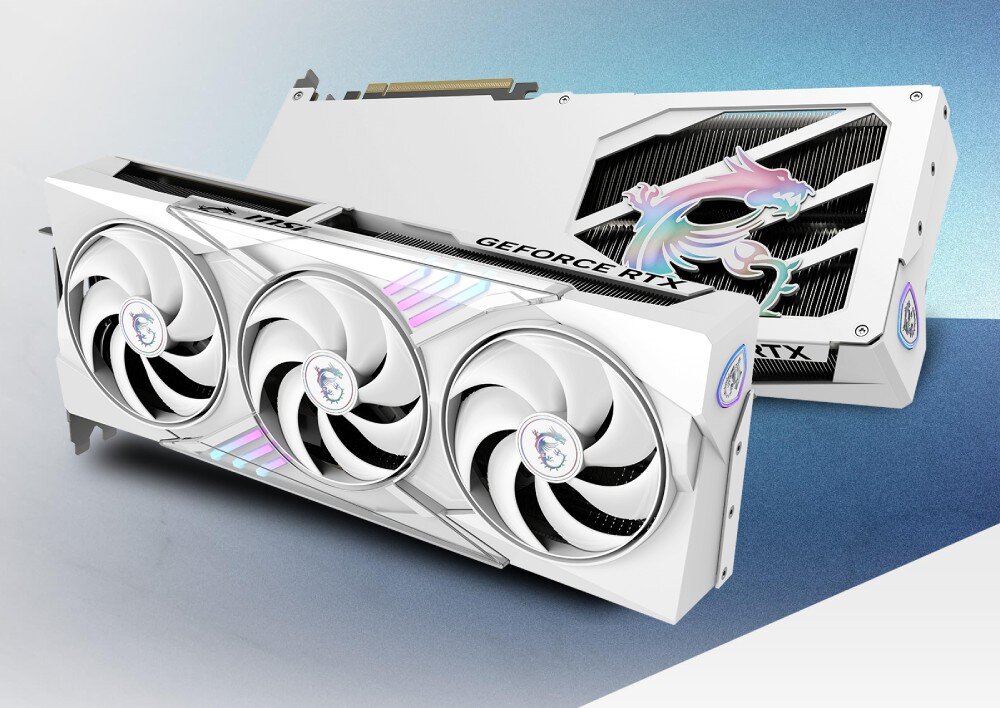 Karta graficzna MSI GeForce RTX 5070 Gaming Trio OC White 12GB DLSS 4 Dwa widoki tej samej karty graficznej: z przodu z trzema wentylatorami i z tyłu z metalowym backplate'em z wycięciem w kształcie smoka oraz widocznym radiatorem, wygląd, kolor, podświetlenie