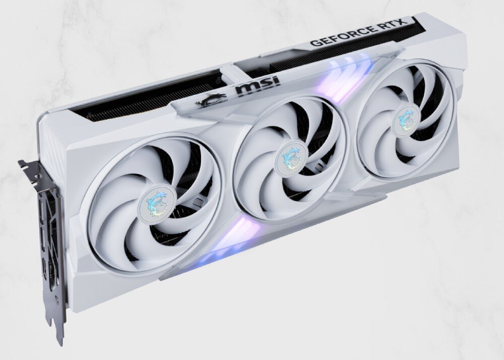 Karta graficzna MSI GeForce RTX 5070 Gaming Trio OC White 12GB DLSS 4 Karta graficzna widziana od góry, ukazująca trzy wentylatory z podświetleniem RGB oraz białą obudowę z logo MSI na górnej krawędzi, układ graficzny, technologie, wydajność, taktowanie, pamięć