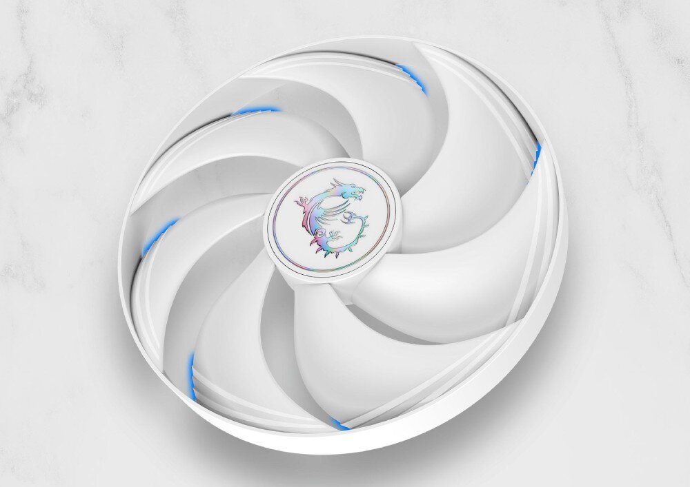 Karta graficzna MSI GeForce RTX 5070 Gaming Trio OC White 12GB DLSS 4 Zbliżenie na pojedynczy wentylator karty graficznej, biały z łopatkami o zakrzywionej konstrukcji, z kolorowym logotypem smoka w środku, chłodzenie, wentylatory