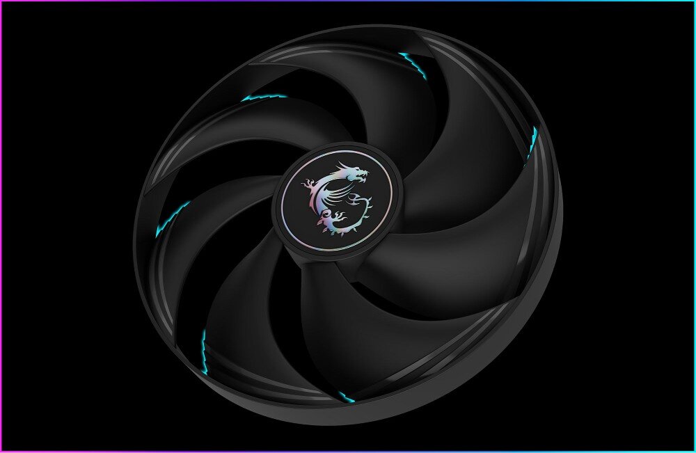 Karta graficzna MSI GeForce RTX 5070 Gaming Trio OC 12GB DLSS 4 Zbliżenie na pojedynczy wentylator karty graficznej, biały z łopatkami o zakrzywionej konstrukcji, z kolorowym logotypem smoka w środku, chłodzenie, wentylatory