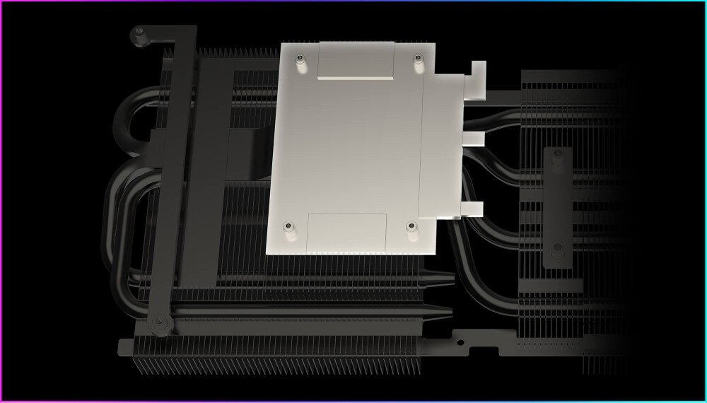 Karta graficzna MSI GeForce RTX 5070 Gaming Trio OC 12GB DLSS 4 Wnętrze systemu chłodzenia karty graficznej, pokazujące niklowaną miedzianą płytkę bazową oraz gęsto rozmieszczone rurki cieplne i radiatory, miedziana płytka bazowa, ciepłowody, radiator