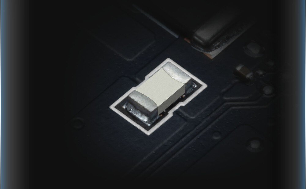 Karta graficzna MSI GeForce RTX 5070 Ventus 2X OC White 12GB Zbliżenie na pojedynczy bezpiecznik na płytce PCB, zabezpieczenia, ochrona, interfejs