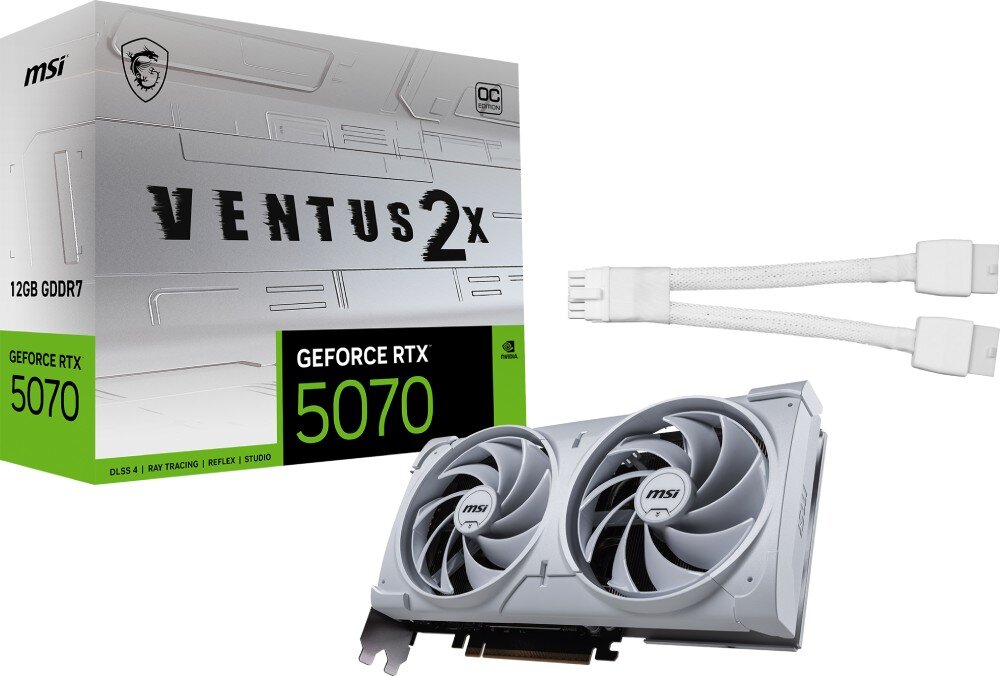 Karta graficzna MSI GeForce RTX 5070 Ventus 2X OC White 12GB Karta graficzna wraz z pudełkiem i dwoma kablami zasilającymi na białym tle, zestaw