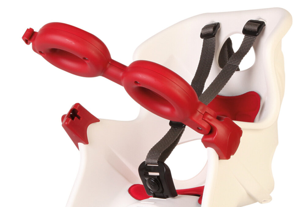 Fotelik rowerowy BELLELLI Freccia Biały fotelik na białym tle widoczny od przodu zbliżenie na pałąk szerokie siedzisko z miękką, hipoalergiczną tapicerką wyjmowana poduszka wkład można zdjąć i wyprać pałąk zabezpieczający jest jednocześnie oparciem dla dziecka