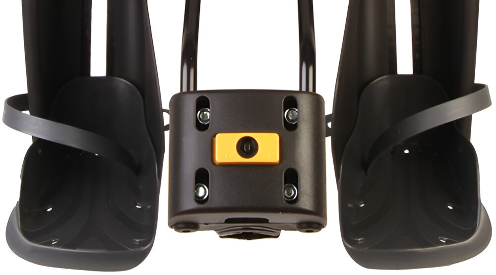 Fotelik rowerowy BELLELLI Mr Fox Standard Czarny zbliżenie na podnóżki białe tło wygodne podpórki pod stopy nogi dziecka nie zwisają swobodnie komfort i minimalizuje zmęczenie paski zabezpieczające nogi regulacja wysokości w zakresie około 15 cm