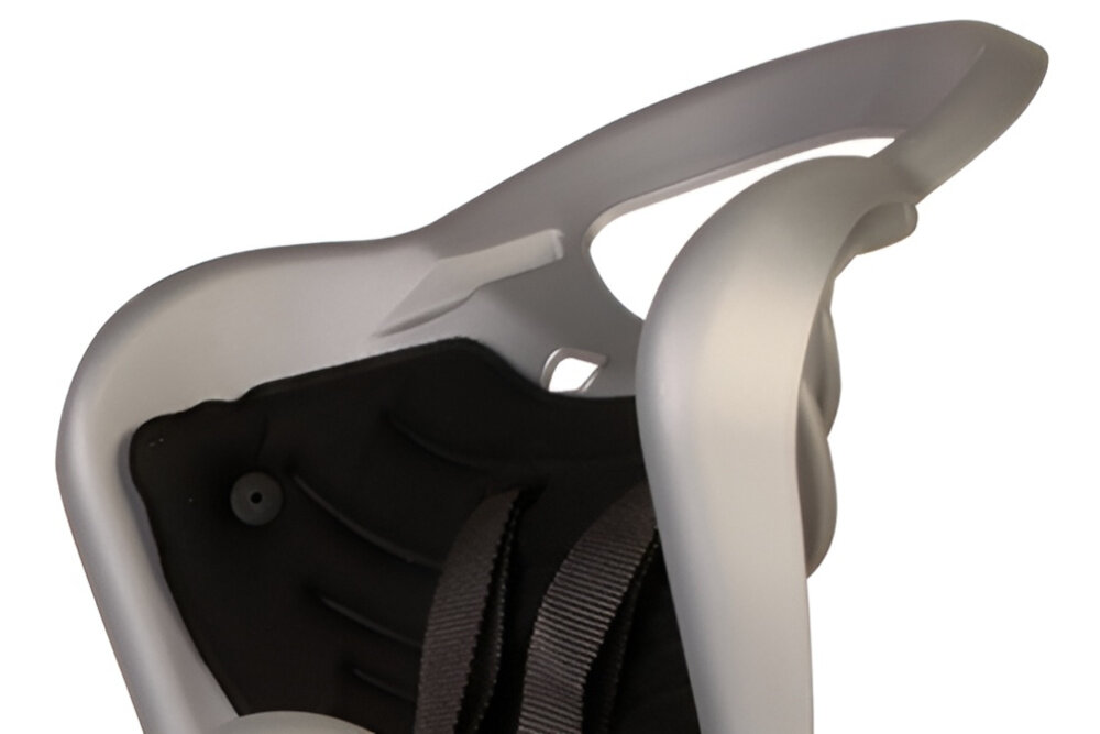 Fotelik rowerowy BELLELLI Mr Fox Standard Srebrny zbliżenie na wgłębienie na kask białe tło specjalne wgłębienie na kask głowa malucha w prawidłowej pozycji wspiera prawidłową postawę bezpieczeństwo