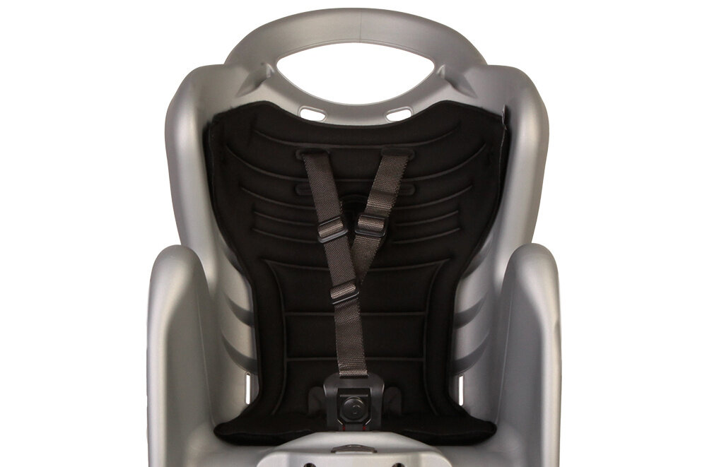 Fotelik rowerowy BELLELLI Mr Fox Relax Srebrny fotelik na białym tle widoczny od przodu zbliżenie na pasy bezpieczeństwo dziecka solidna i trwała konstrukcja 3-punktowe pasy bezpieczeństwa regulowane i łatwe w obsłudze miękka, wodoodporna wyściółka łatwa w utrzymaniu czystości