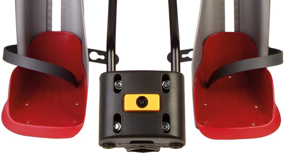 Fotelik rowerowy BELLELLI Mr Fox Relax Srebrny zbliżenie na podnóżki białe tło wygodne podpórki pod stopy nogi dziecka nie zwisają swobodnie komfort i minimalizuje zmęczenie paski zabezpieczające nogi regulacja wysokości w zakresie około 15 cm