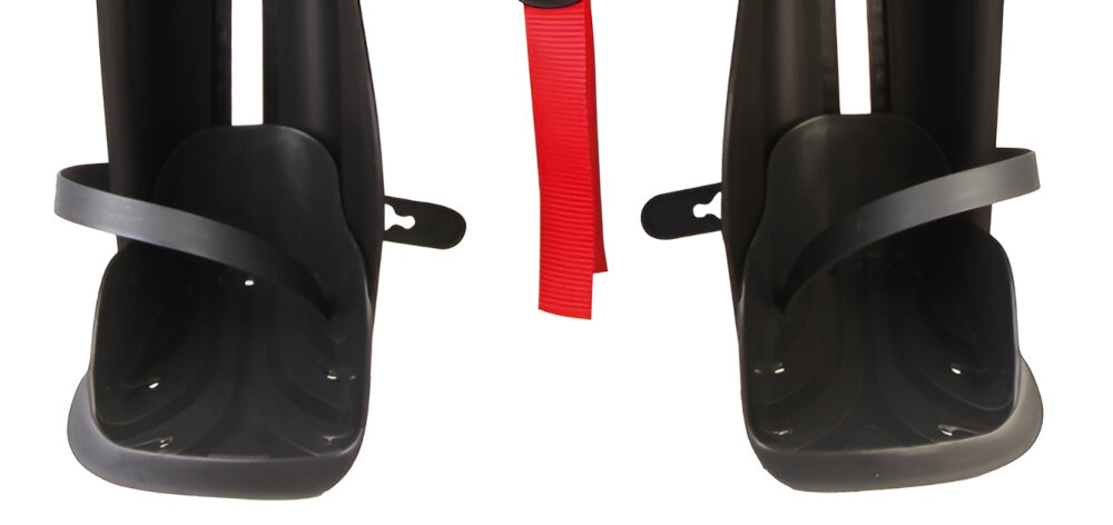 Fotelik rowerowy BELLELLI Mr Fox Clamp Czarny zbliżenie na podnóżki białe tło wygodne podpórki pod stopy nogi dziecka nie zwisają swobodnie komfort i minimalizuje zmęczenie paski zabezpieczające nogi regulacja wysokości w zakresie około 15 cm