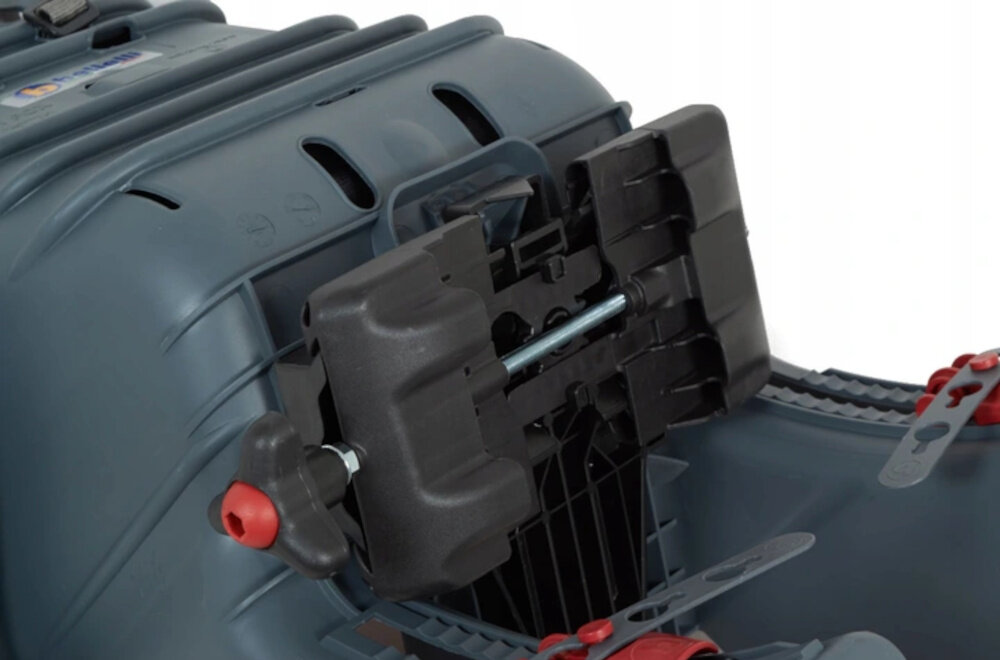 Fotelik rowerowy BELLELLI Mr Fox Clamp Czarny zbliżenie na uchwyt montażowy białe tło solidny uchwyt montażowy do bagażnika z blokadą zapobiega samoistnemu odkręceniu pas zabezpieczający chroni fotelik przed zsunięciem się z roweru bezpieczeństwo dziecka pewność prowadzenia pas zaczepia się o sztycę siodła lub rurę podsiodłową stabilną pozycję fotelika