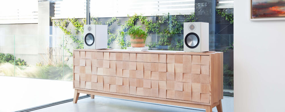 Kolumna głośnikowa MONITOR AUDIO Bronze 100 Seria 6G - Mocne brzmienie, kolumny stojące na komodzie w salonie