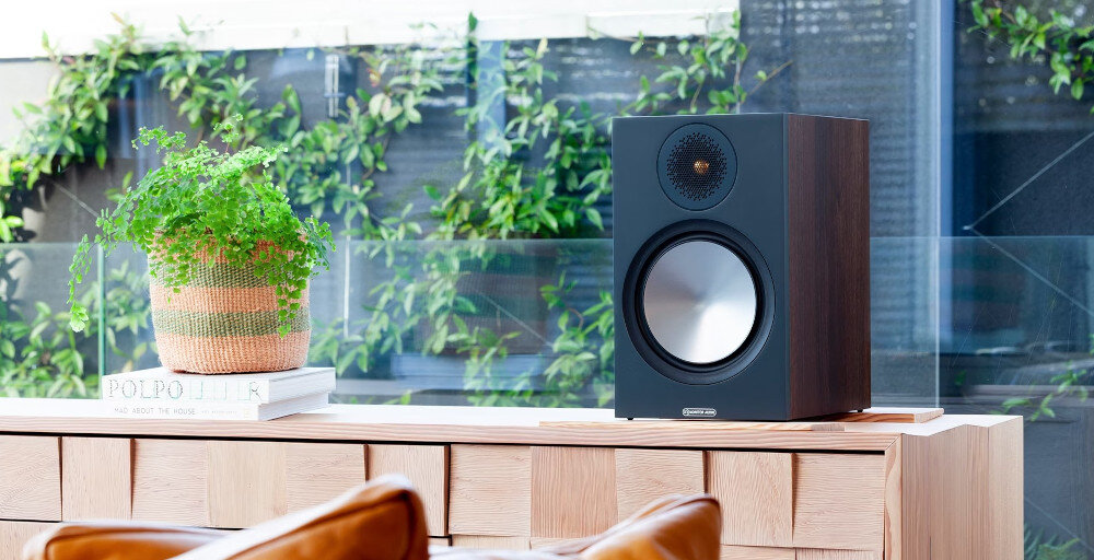 Kolumna głośnikowa MONITOR AUDIO Bronze 100 Seria 6G - Mocne brzmienie, kolumna stojąca na komodzie w salonie obok okna