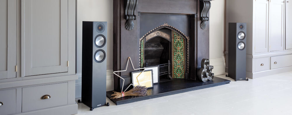 Kolumna głośnikowa MONITOR AUDIO Bronze 200 Seria 6G - Mocne brzmienie, kolumny stojące przy kominku w salonie
