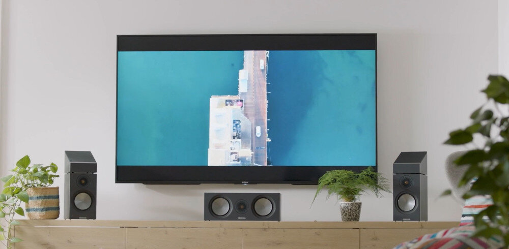 Głośnik centralny MONITOR AUDIO Bronze C150 Seria 6G - Mocne brzmienie, głośnik centralny stojący na komodzie w salonie