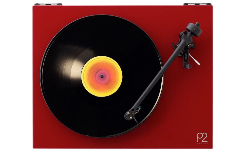 Gramofon REGA Planar 2 Wkładka Rega Nd3 - Dobra dokładność dźwięku, gramofon stojący na białym tle od góry
