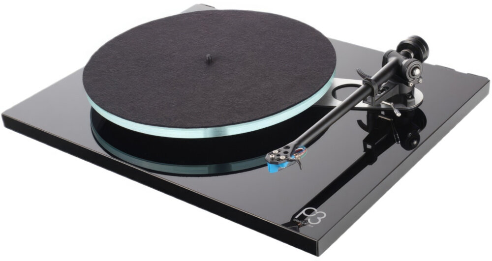 Gramofon REGA Planar 3 Wkładka Rega Nd3 - Stabilność i czysty dźwięk, 3D CAD, CAM, gramofon po skosie na białym tle