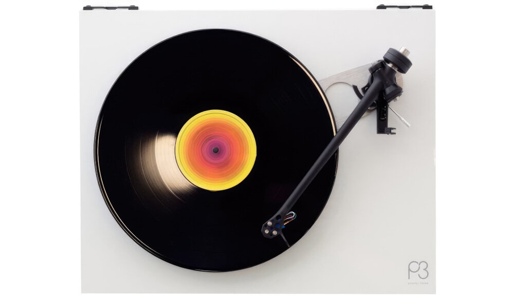 Gramofon REGA Planar 3 Wkładka Rega Nd3 - Solidna i stylowa podstawa, waga, wymiary, prędkości, gramofon od góry na białym tle