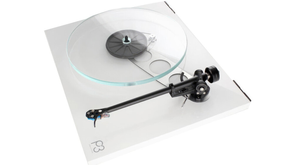 Gramofon REGA Planar 3 Wkładka Rega Nd3 - Duża sztywność konstrukcji, metalizowana żywica, gramofon po skosie na białym tle