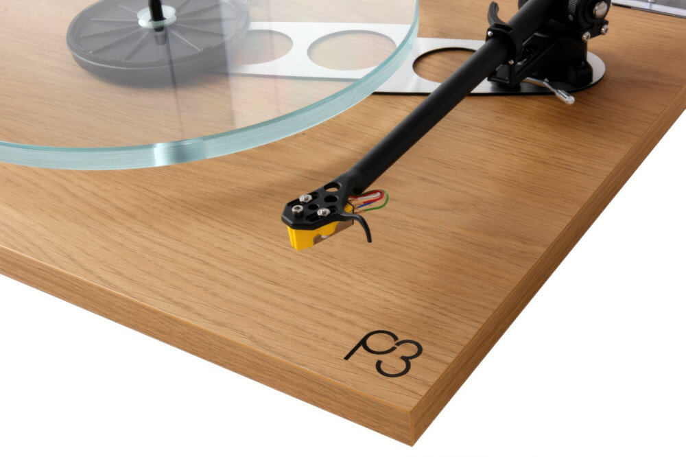 Gramofon REGA Planar 3 Wkładka Rega Nd3 - Silnik gotowy na rozbudowę, Płytka sterująca, zasilacz Neo, elektroniczną zmianę prędkości, system chłodzenia, kadr gramofonu na białym tle