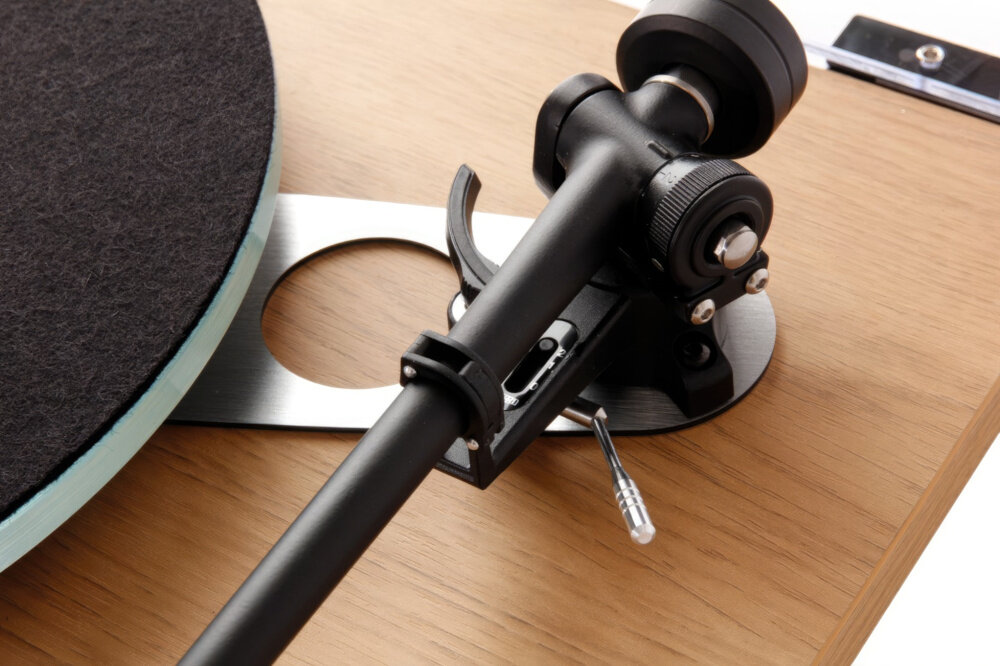 Gramofon REGA Planar 3 Wkładka Rega Nd3 - Wysokiej klasy talerz szklany, 12 mm szkło „Optiwhite”, Talerz pomocniczy, kadr ramienia