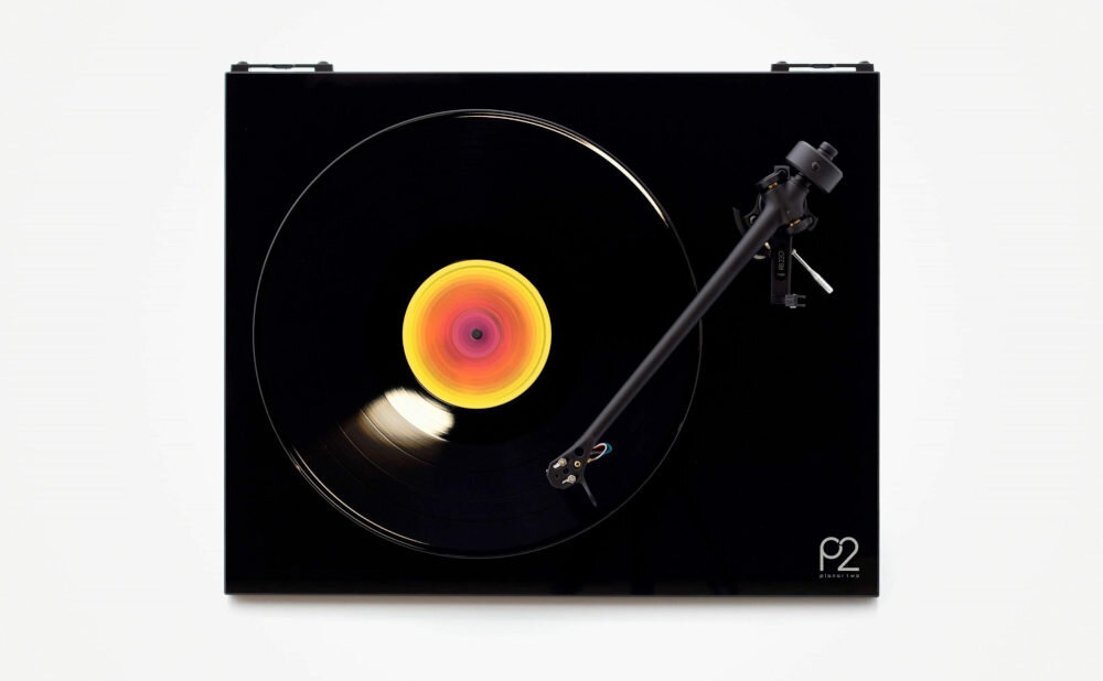 Gramofon REGA Planar 2 Wkładka Rega Nd3 - Silnik bez szumów, Silnik 24V, gramofon na białym tle