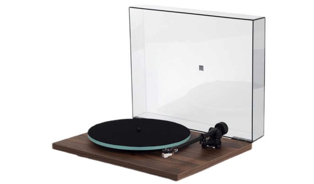 Gramofon REGA Planar 2 Wkładka Rega Nd3 - Solidna i estetyczna obudowa, Cokół z akrylowego laminatu, Zintegrowany włącznik, Gramofon na białym tle po skosie