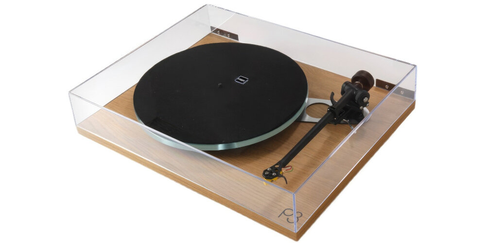 Gramofon REGA Planar 3 Wkładka Rega Nd5 - Izolacja od zakłóceń, Stopa, gramofon po skosie na białym tle