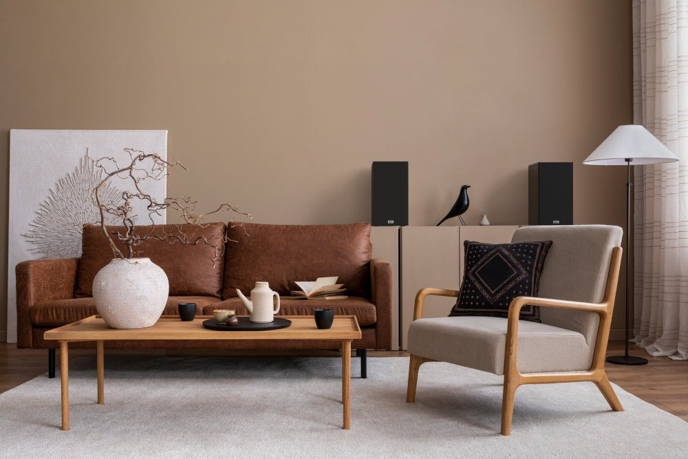 Kolumny głośnikowe HECO Aurora XT 300 pasmo 22-42000 Hz czyste brzmienie w domu, kolumny postawione na safce w pomieszczeniu