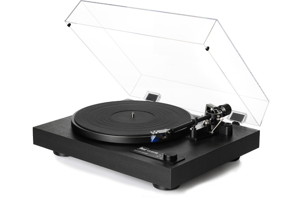 Gramofon DUAL CS 618Q hi-fi gramofon audio winyl design aluminiowy talerz, gramofon po skosie z otwartą pokrywą na białym tle