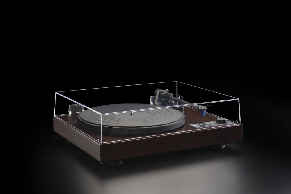 Gramofon DUAL CS 618Q automatyczne sterowanie funkcja Autostop, gramofon po skosie z zamkniętą pokrywą na czarnym tle