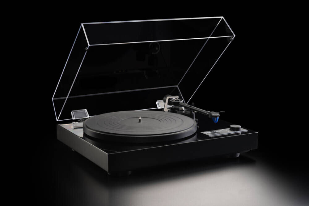 Gramofon DUAL CS 618Q trzy prędkości odtwarzania 33 45 78 RPM, gramofon po skosie z otwartą pokrywą na czarnym tle