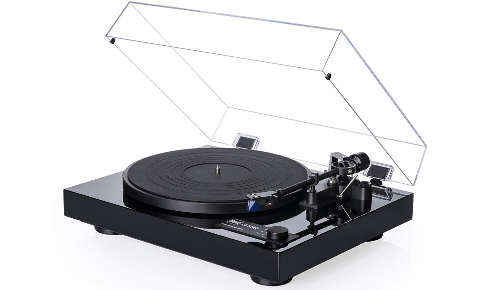 Gramofon DUAL CS 618Q trzy prędkości odtwarzania 33 45 78 RPM, gramofon po skosie z otwartą pokrywą na białym tle