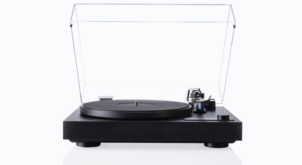 Gramofon DUAL CS 618Q wbudowany przedwzmacniacz kompatybilność hi-fi, gramofon od frontu z otwartą pokrywą na białym tle