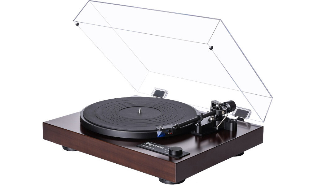 Gramofon DUAL CS 618Q aluminiowy talerz anti-skating stabilna konstrukcja, gramofon po skosie z otwartą pokrywą na białym tle