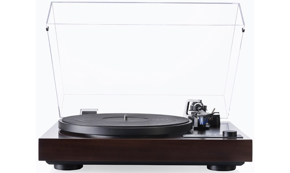 Gramofon DUAL CS 618Q niski pobór mocy energooszczędność, gramofon od frontu z otwartą pokrywą na białym tle