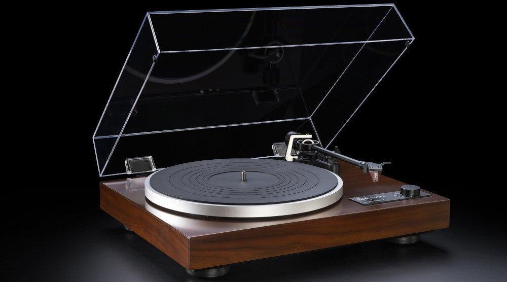 Gramofon DUAL CS 518 solidna konstrukcja MDF, stopki z absorberami rezonansowymi, zdejmowana osłona przeciwpyłowa, gramofon po skosie na czarnym tle
