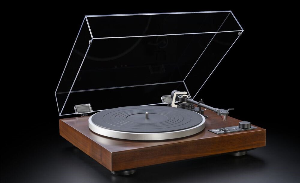 Gramofon DUAL CS 529 BT - precyzyjny dźwięk analogowy, pasek napędowy, automatyczne sterowanie, gramofon z otwartą pokrywą po skosie na czarnym tle