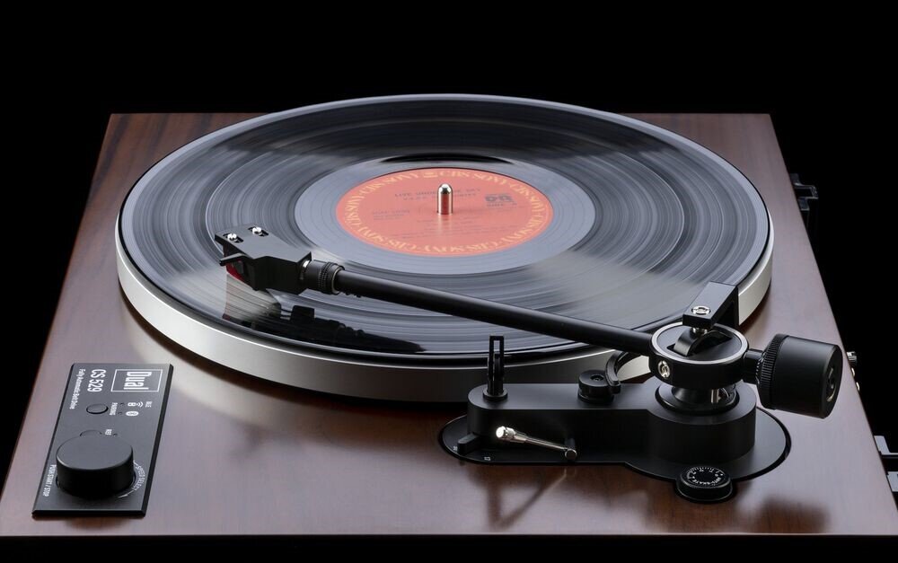 Gramofon DUAL CS 529 BT - prędkość 33 45 78 RPM, odtwarzanie winyli, różnorodność płyt, gramofon z boku na czarnym tle