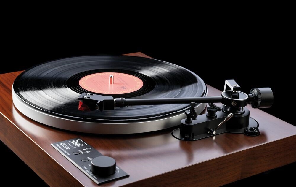 Gramofon DUAL CS 529 BT - wbudowany przedwzmacniacz, podłączenie do głośników, gramofon po skosie na czarnym tle