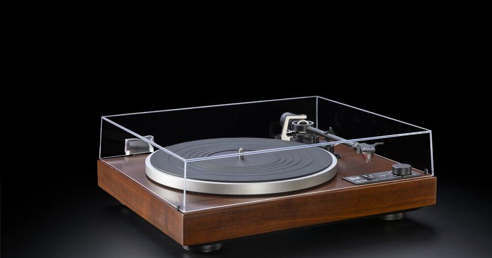 Gramofon DUAL CS 529 BT - Bluetooth, bezprzewodowe odtwarzanie, wygoda użytkowania, gramofon z zamkniętą pokrywą po skosie na czarnym tle