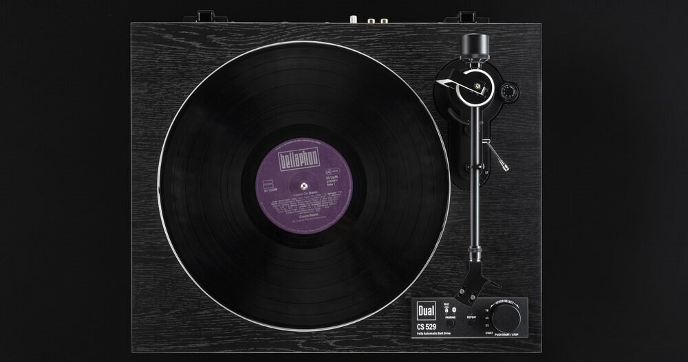 Gramofon DUAL CS 529 BT - aluminiowy talerz, stabilna rotacja, klarowny dźwięk, gramofon od góry na czarnym tle
