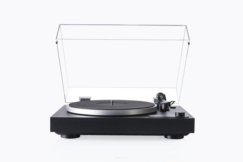 Gramofon DUAL CS 429 - wbudowany przedwzmacniacz, podłączenie PHONO i LINE, kompatybilność audio, gramofon z otwartą pokrywą od frontu na białym tle