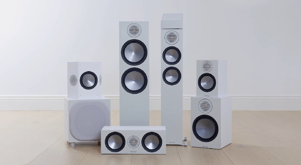 Subwoofer MONITOR AUDIO Bronze W10 6G - Udoskonalona responsywność, zestaw kolumn stojących w pomieszczeniu na podłodze