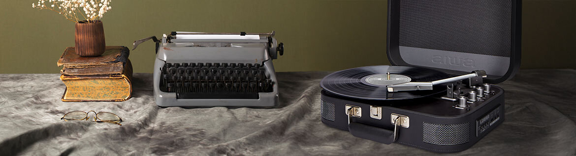 Gramofon AIWA VPX-1951 Pitch Control prędkość AUX RCA auto stop, gramofon po skosie na blacie obok maszyny do pisania